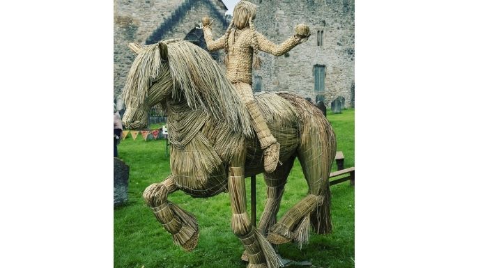 Unique sculpture made of rushes unveiled in Clonmel